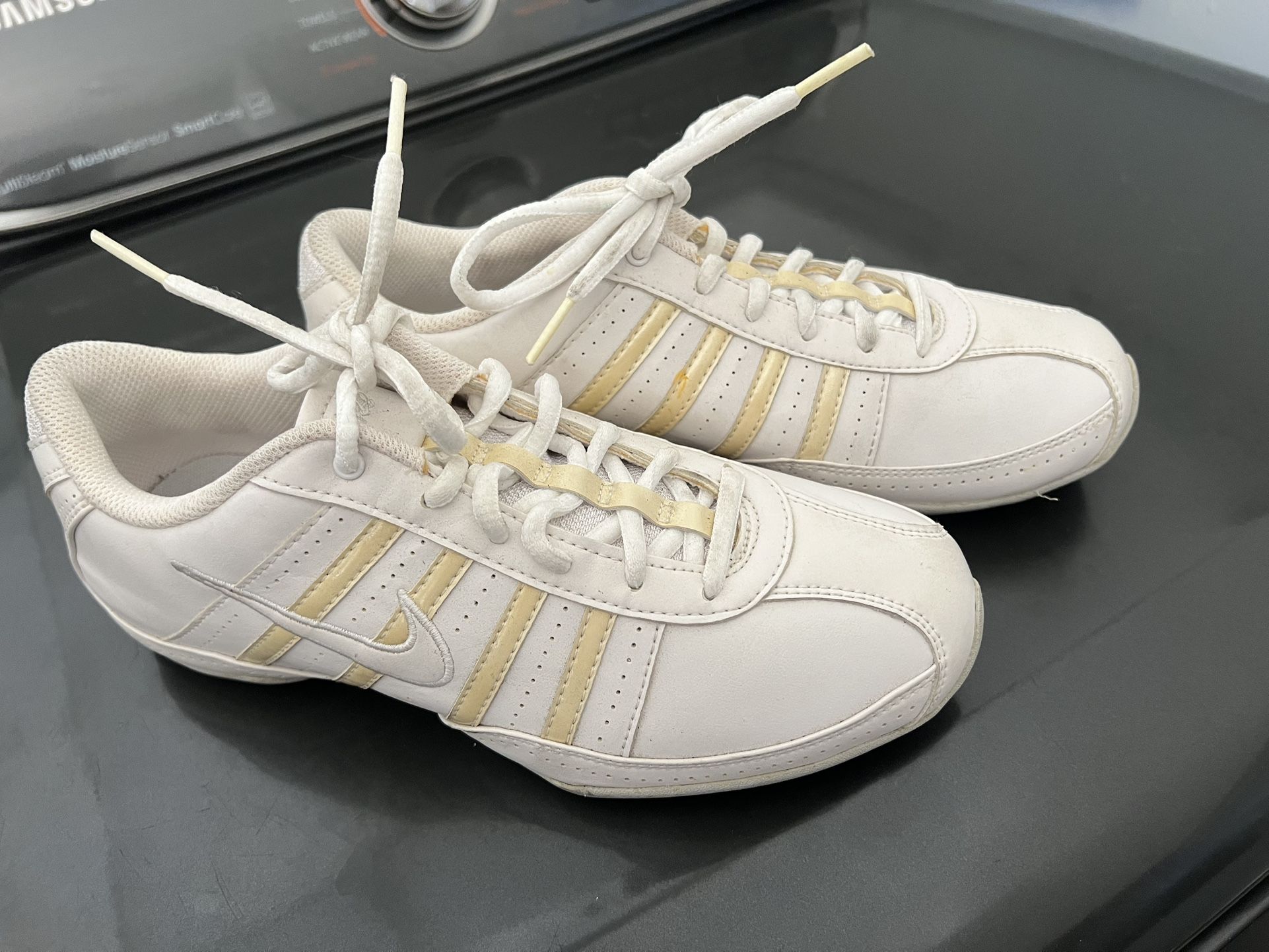 Nike tennis shoes 6 1/2