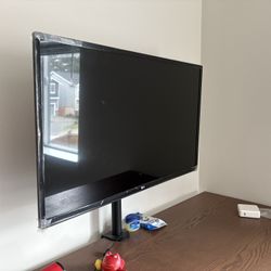 32" LG IPS Monitor + Adjustable Desk Mount Arm (Complete Set)