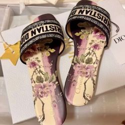 Fashion one-line flip-flops
