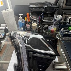 CADILLAC XT5 SUV ORIGINAL OEM RIGHT PASSENGER LED HEADLIGHT COMPLETE ASSEMBLY 2025