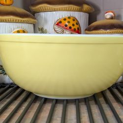 Vintage Pyrex 404 Mixing Bowl, Primary Yellow, 4 Quart | Mid-Century Modern Kitchen Collectible
