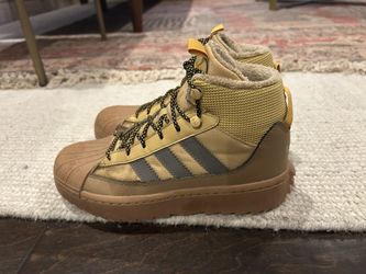 Adidas Superstar Winter Trek Boots size Youth 4