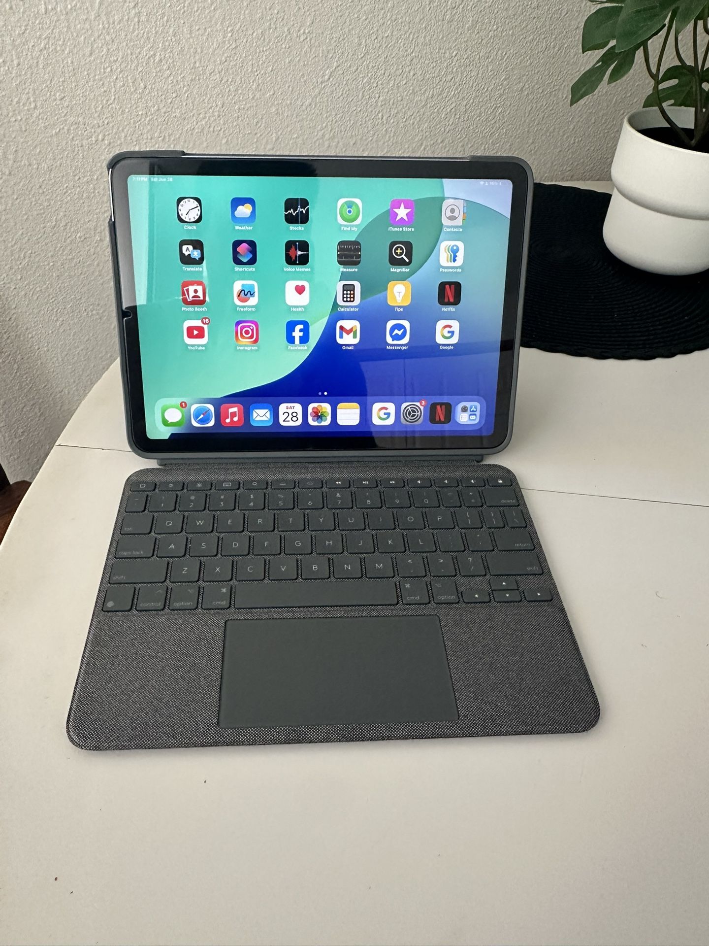 iPad Air 4 Gen With Case N Keyboard