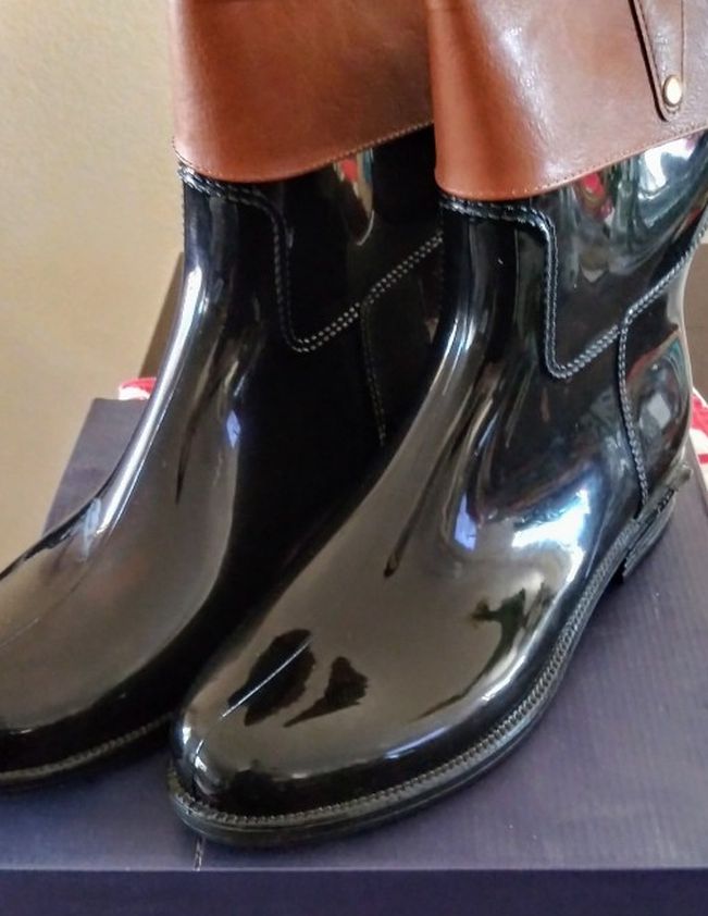 Women's Size 10 Rain Boots Never Worn Still In Box