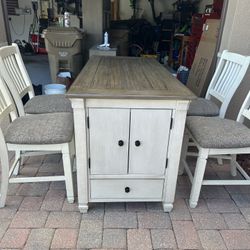 Kitchen Table and 4 Chairs