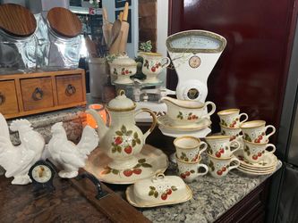Vintage Mikasa Strawberry Festival Dinnerware Pieces   Excellent Condition