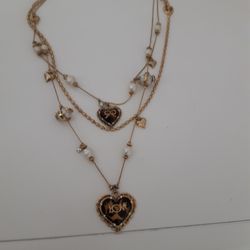 BETSEY JHONSON NECKLACE 