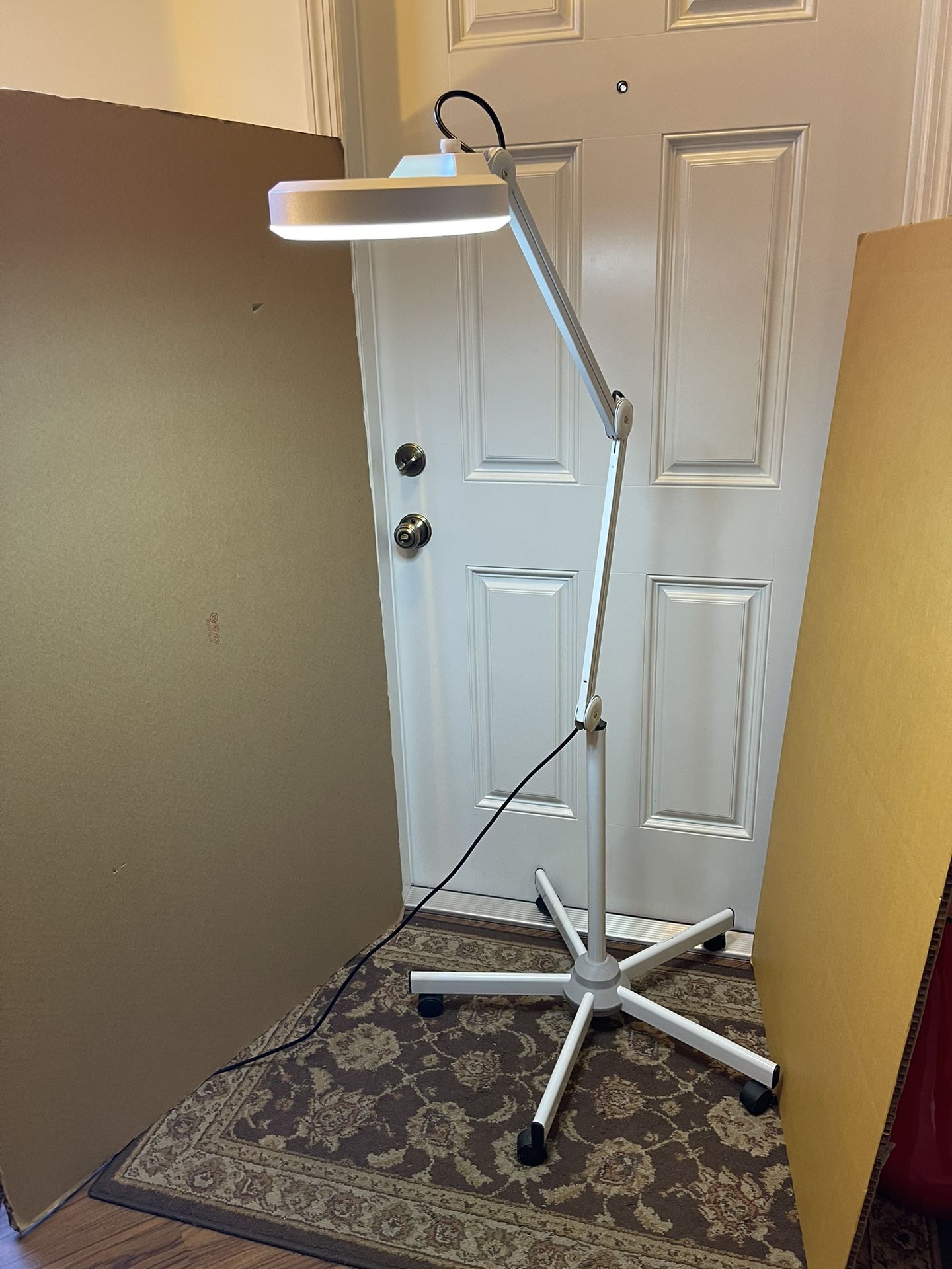Portable Floor Standing Magnifier Lamp with 5X Magnification Rolling Floor Stand for Beauty Skincare, Manicure Nail Ect $50 Firm On Price