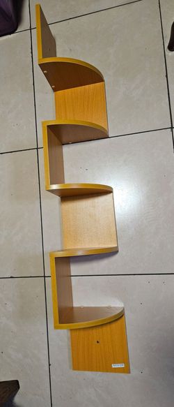Zigzag corner wall shelf