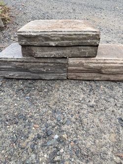 Retaining block