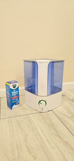 Brand New 1.3-Gallon Warm Mist Humidifier including Vicks Suppressant Liquid