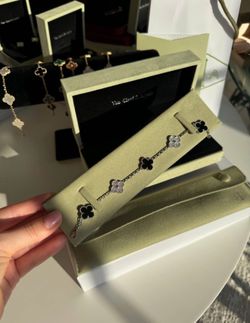 Van Cleef Panda Bracelet, 18k gold, VVS diamonds