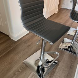 3 BAR STOOLS IN EXCELLENT CONDITION 