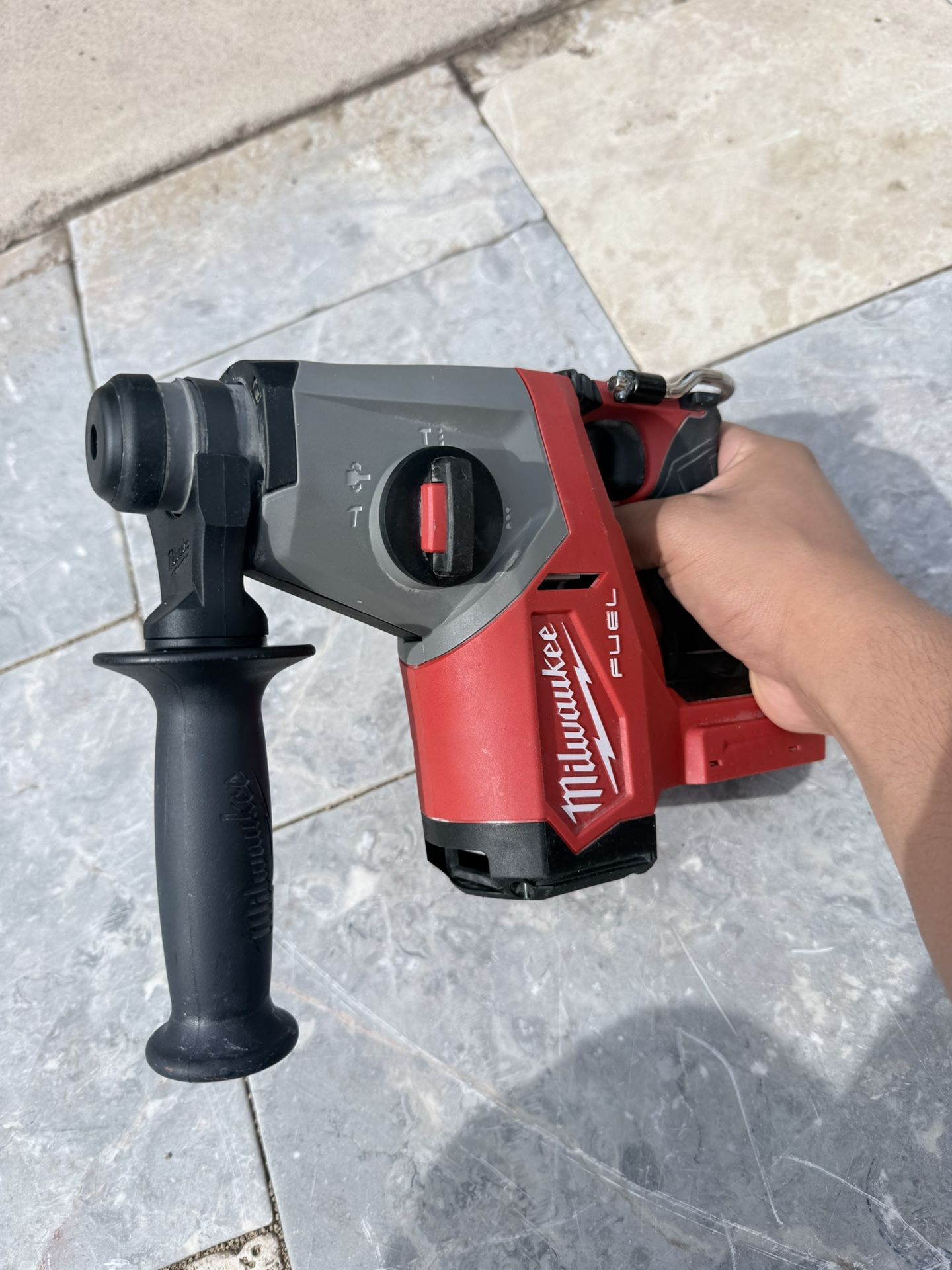 M18 FUEL 18V Lithium-Ion Brushless Cordless. SDS-Plus Rotary Hammer 