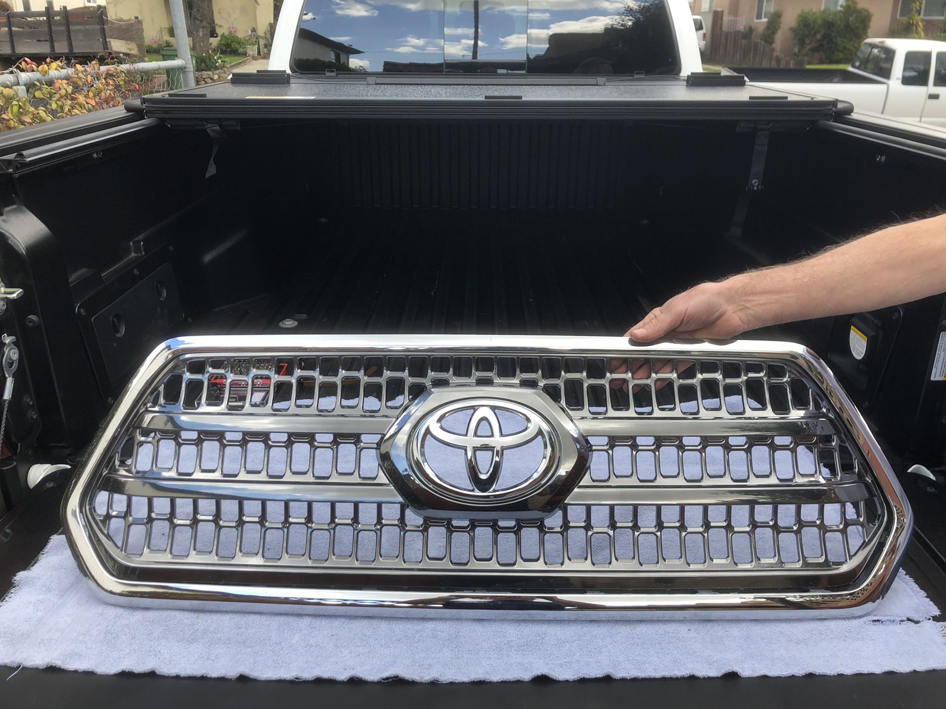 *Like New* Toyota Tacoma 2017 OEM grille