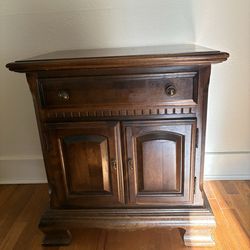 Ethan Allen night table /end table
