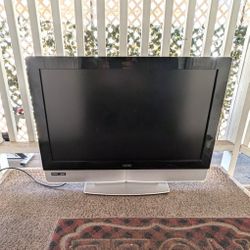 Vizio 32 Inch Flat Screen Television - HDTV - HDMI - Excellent Condition - Remote