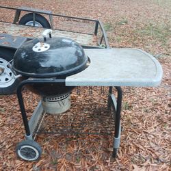 Webber GRILL On Table With Wheels 