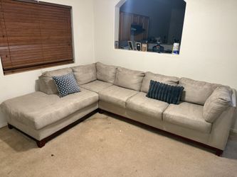 L-shaped Sectional Couch W/chaise