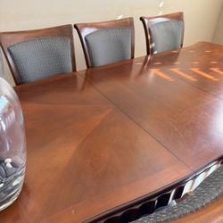 Dining table With 8 Chairs And Extention Piece 