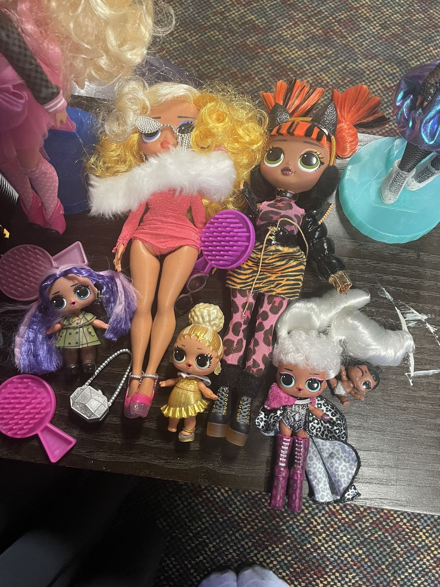 LOL big sister and tween dolls 11 dolls plus 1 baby.
