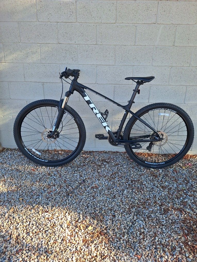 TREK MARLIN 5 MOUNTAIN BIKE 29 ER LIKE NEW ( MEDIUM/ LARGE)