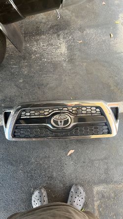 Toyota Tacoma grill / emblem
