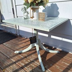 Adorable Vintage Farmhouse Side/End Table