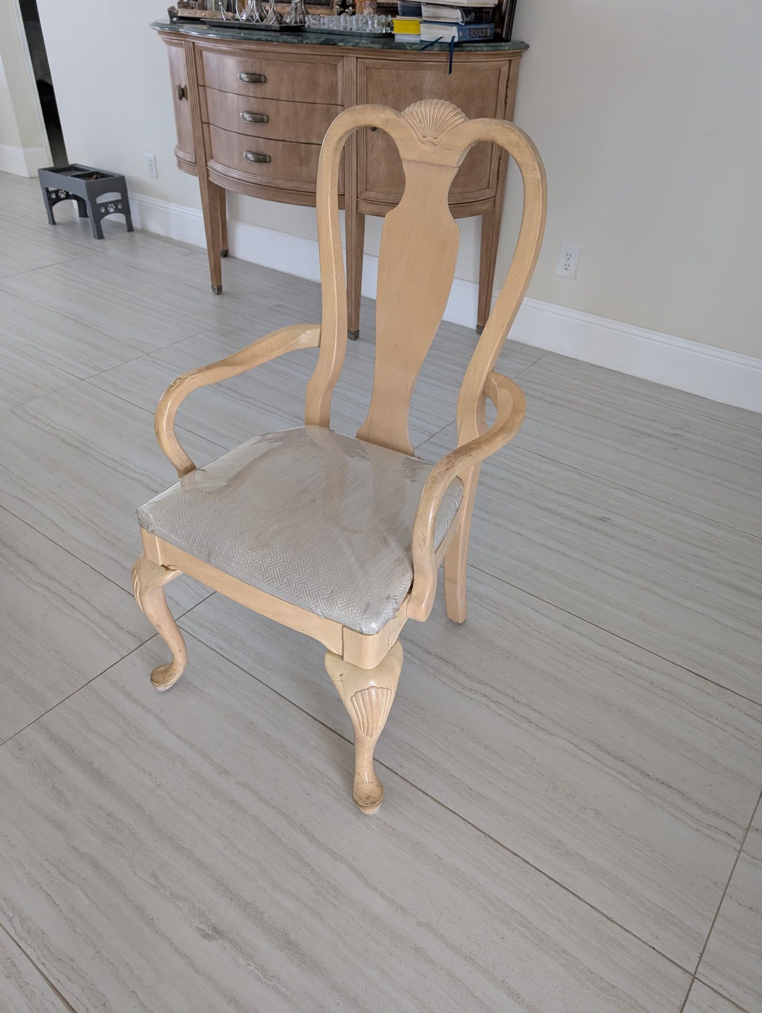 Set of 8 Elegant Queen Anne-Style Dining Chairs – Great Deal!