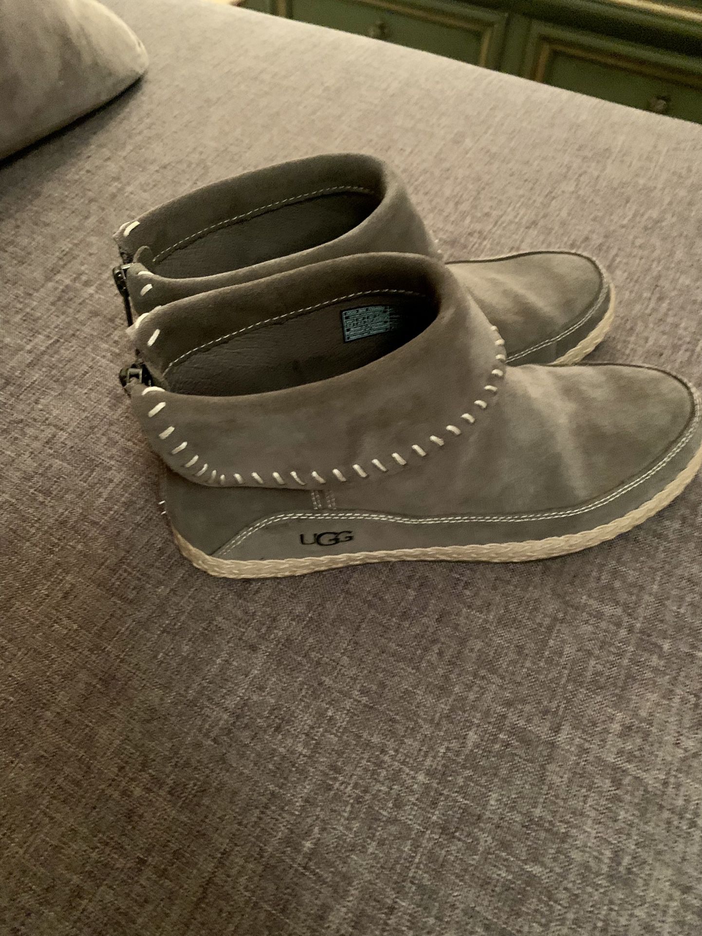 UGG Suede Varney Ankle Boots like new