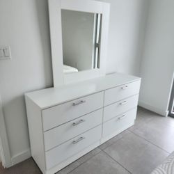 Dresser With Mirror *** Cómoda Con Espejo 