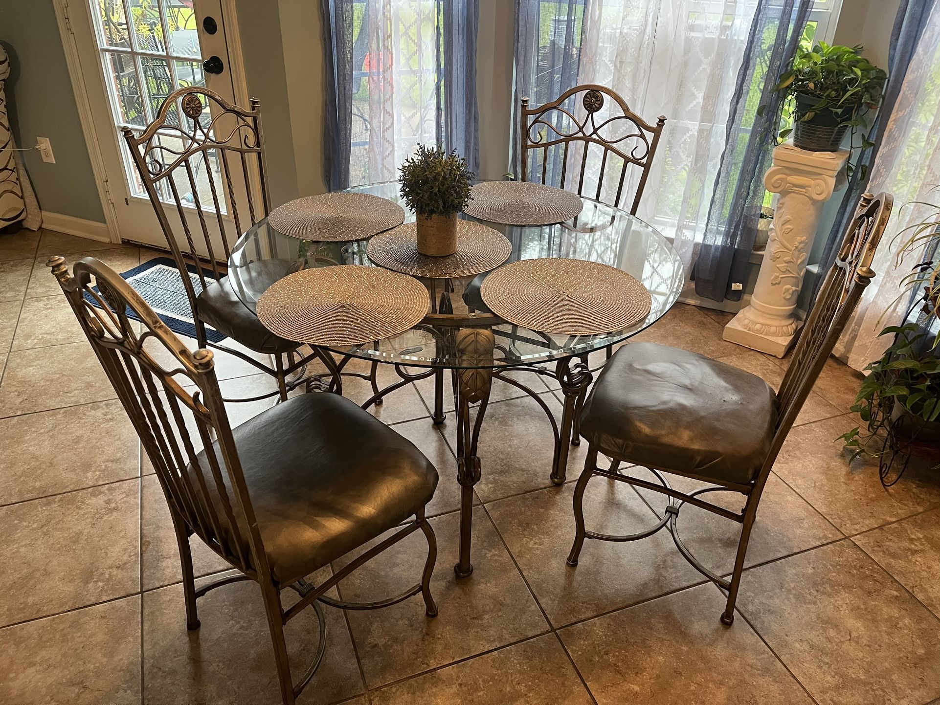 Dining Table With 4 Chairs In Great Shape