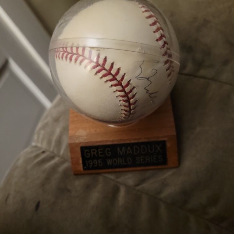 Autographed Base BAll Authentic Greg Maddux for Sale in Enterprise, OR -  OfferUp