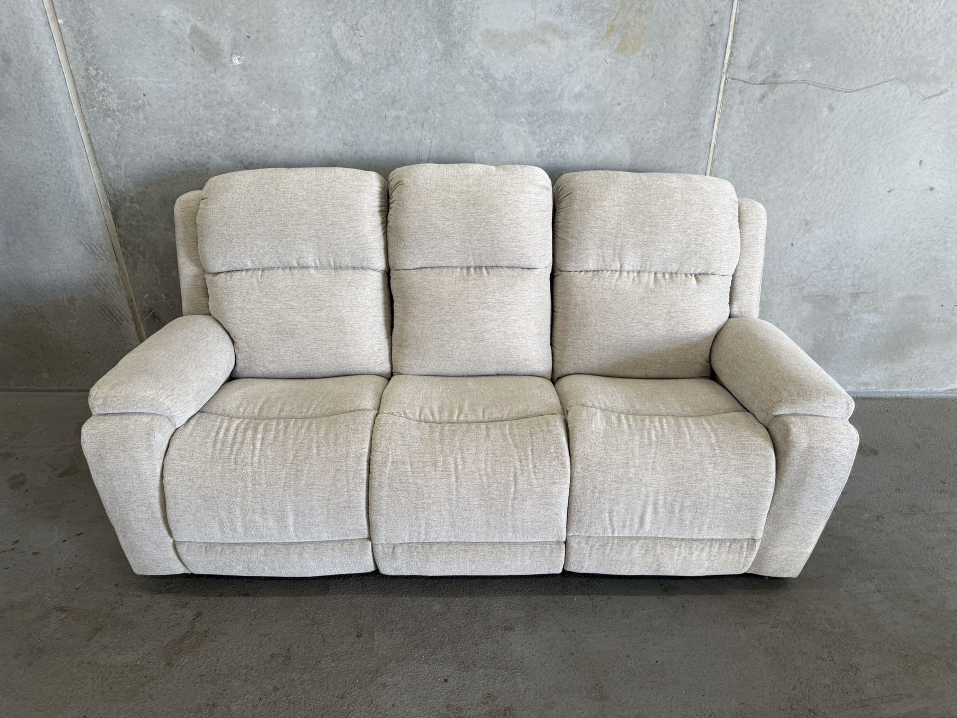 LA-Z-BOY DORIAN Reclining Sofa, Power Headrests & Lumbar NO CHARGER IS INCLUDED (Good condition) PICK UP IN CORNELIUS
