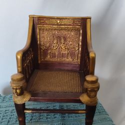 Una Réplica En Miniatura De La Cilla De Sitamun,Una Princesa Y Reyna Del Antiguo Egipto 