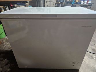 Insignia chest freezer 7 cf