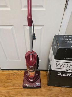 New Cond DIRT DEVIL VACUUM. WORKS EXCELLENT. I  the box