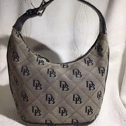Dooney & BOURKE SIGNATURE BUCKET HOBO BAG PURSE IT IS IN GOOD SHAPE EXECELLET CONDITION 