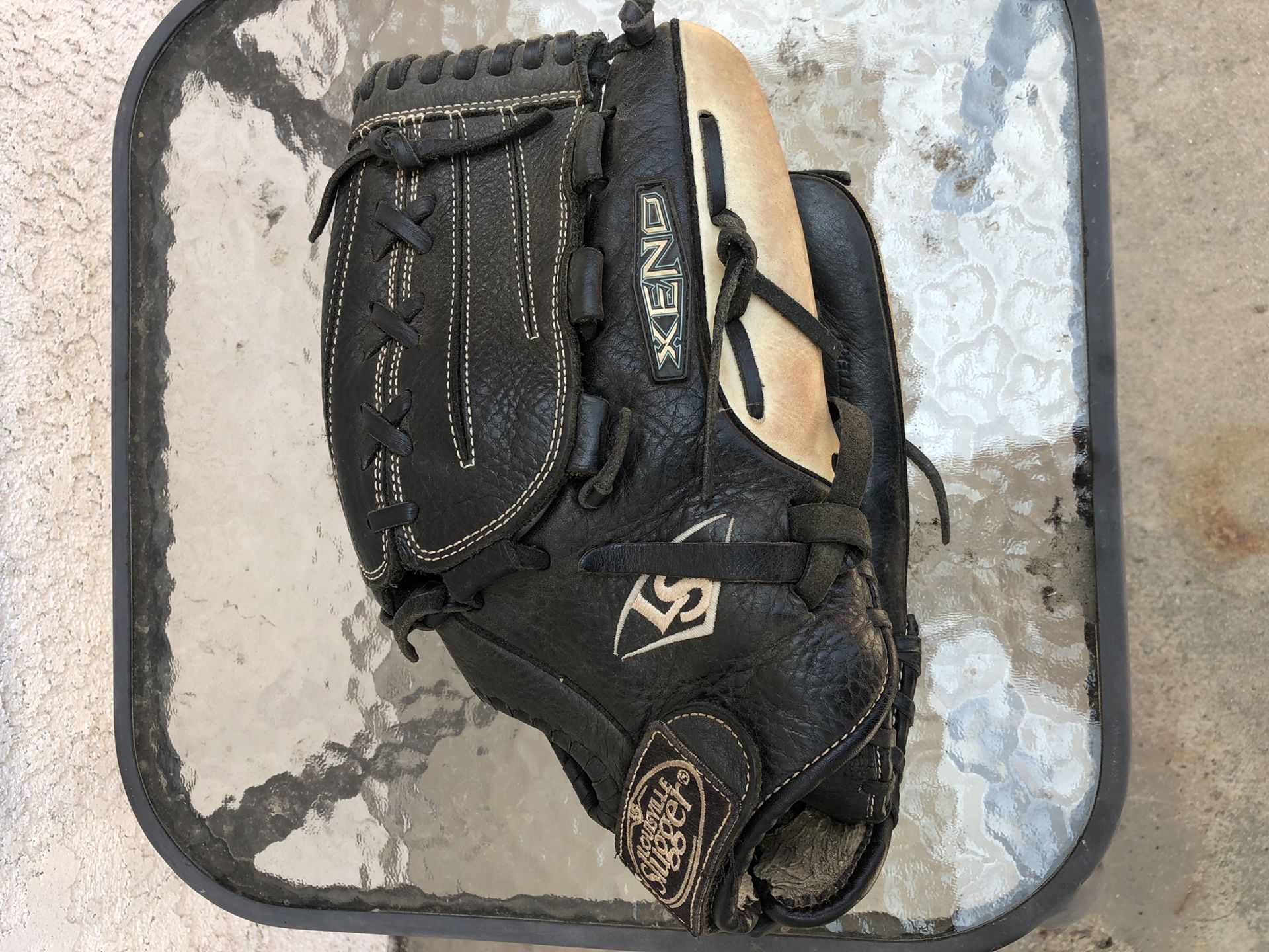 Louisville Xeno softball glove