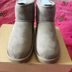 New Never Used Was To Small There Size 5 In …Women 