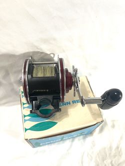 Like new condition with fishing line with original box Penn 4/0 Senator 113H heavy action, ocean fishing reel.