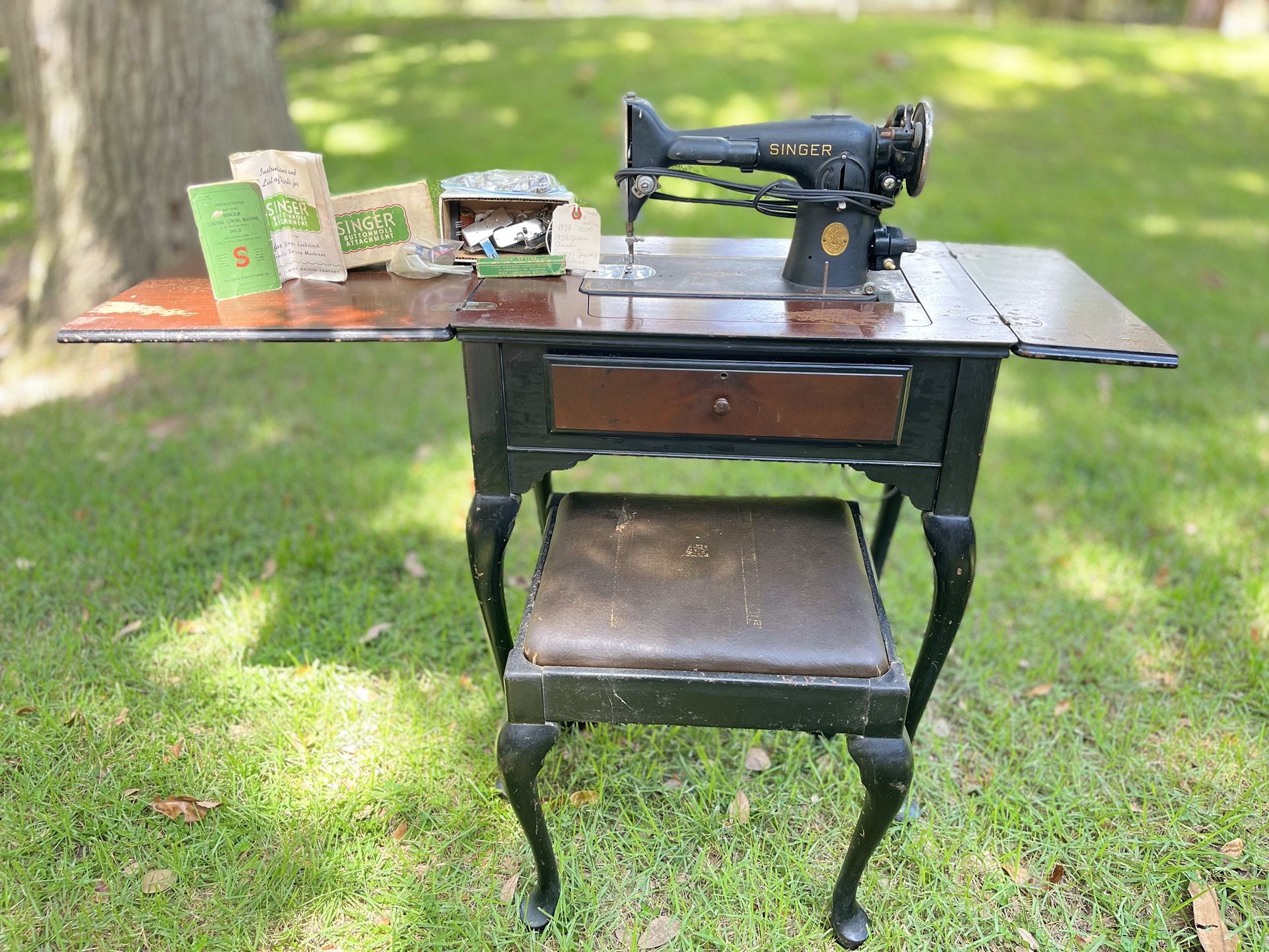 1938 Queen Anne Singer Sewing Machine in Cabinet & Stool  AF002321 Model: 201-2