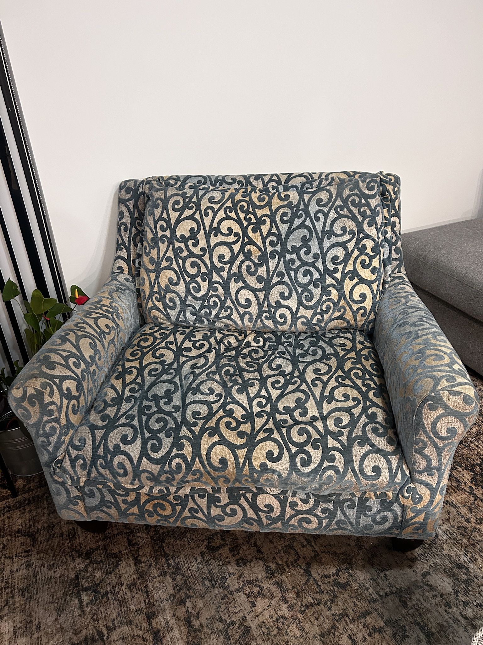 Large accent couch chair (NEGOTIABLE PRICE)