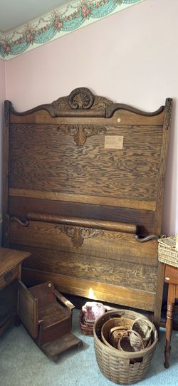 Vintage Bedframe | Stunning Wood Details