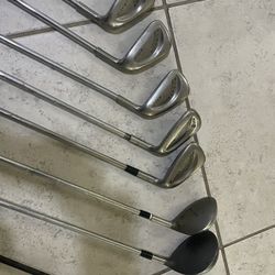 Taylormade 8 pc golf set in right handed 