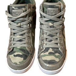 Youth G By Guess DAYNE Sneakers A Camouflage Pattern, High Top With Hidden Wedge, False Leather Overlay Lace Up Closure Size 7 1/2