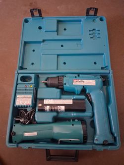 Makita Combo kit drill and flashlight and battery and charger