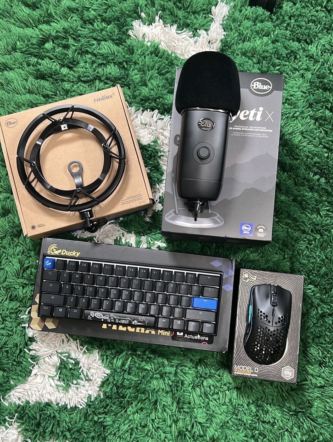 Ducky keyboard, glorious mouse, blue yeti x mic plus accessories
