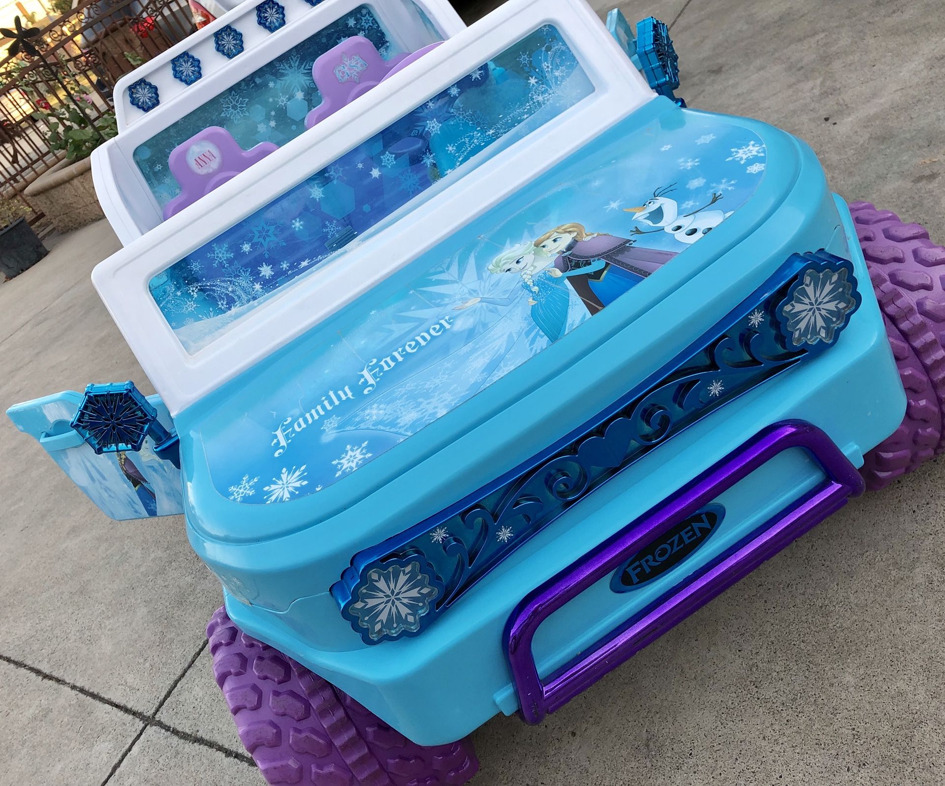 Frozen SUV 12VOLT 2 seater electric kids ride on cars power wheels