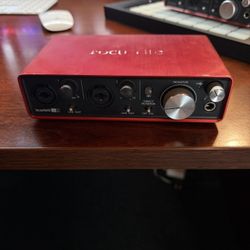 Focusrite Scarlett 2i2 (2nd Gen) – USB Audio Interface